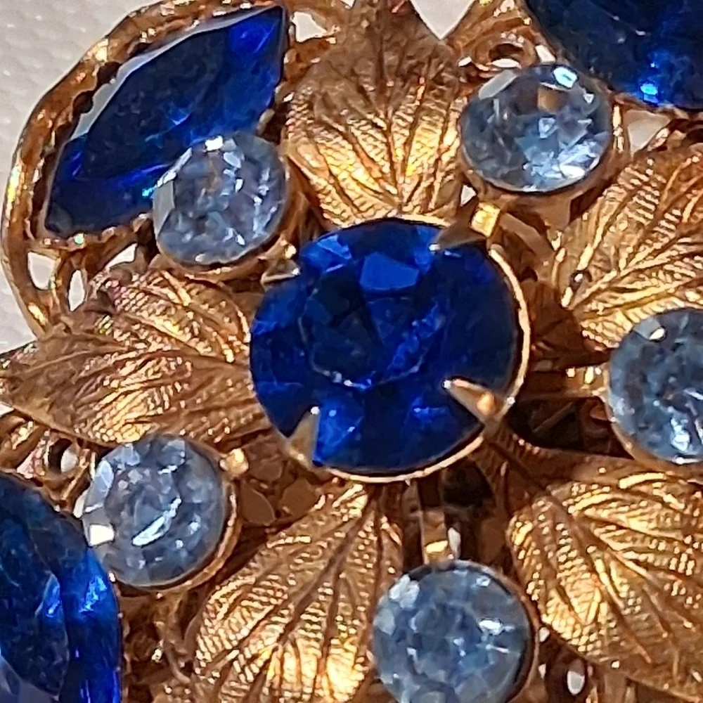 * Vintage Peacock Blue Rhinestones Flower Pin Brooch